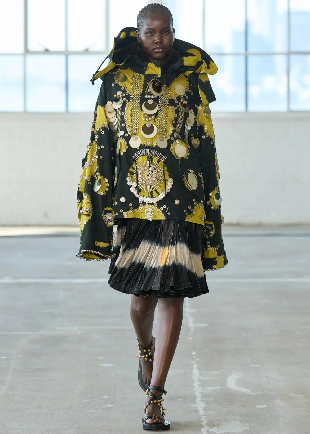 Altuzarra  - vestido étnico estampado amarelo e preto - semana de moda de Nova York - Primavera - modelo andando pela passarela - https://stealthelook.com.br