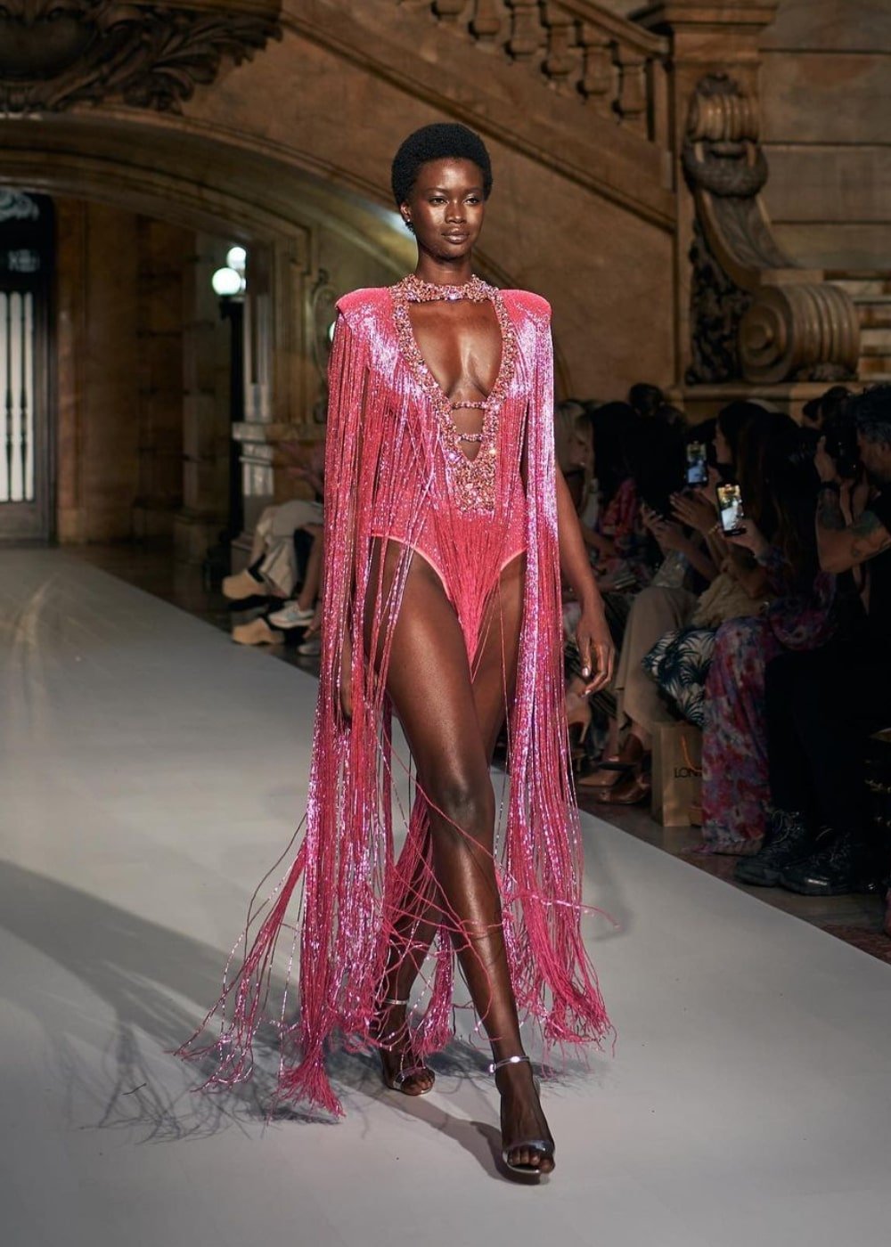 PatBo - vestido longo de franjas rosa - semana de moda de Nova York - Primavera - modelo andando pela passarela - https://stealthelook.com.br