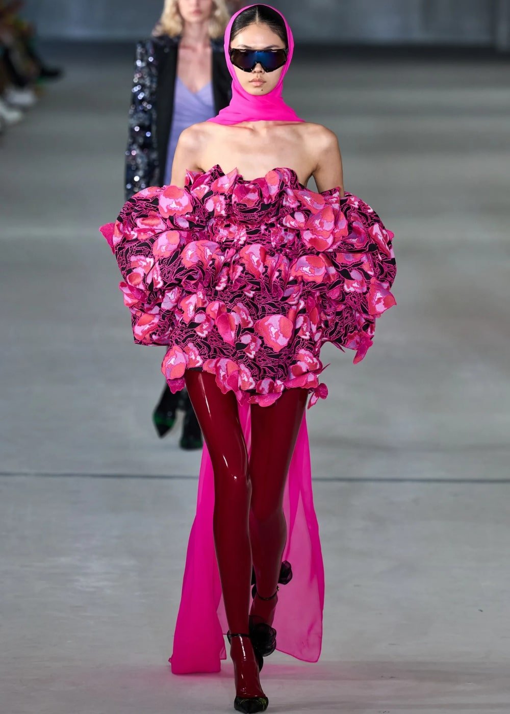 Prabal Gurung - legging de verniz vermelha, vestido rosa e óculos - semana de moda de Nova York - Primavera - modelo andando pela passarela - https://stealthelook.com.br