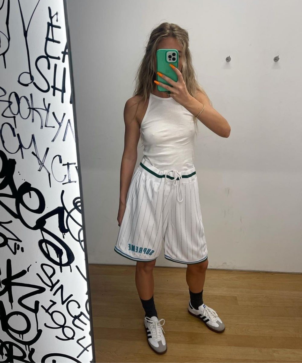 Emili Sindlev - shorts de basquete, regata branca e tênis - shorts de basquete - Verão - foto na frente do espelho - https://stealthelook.com.br