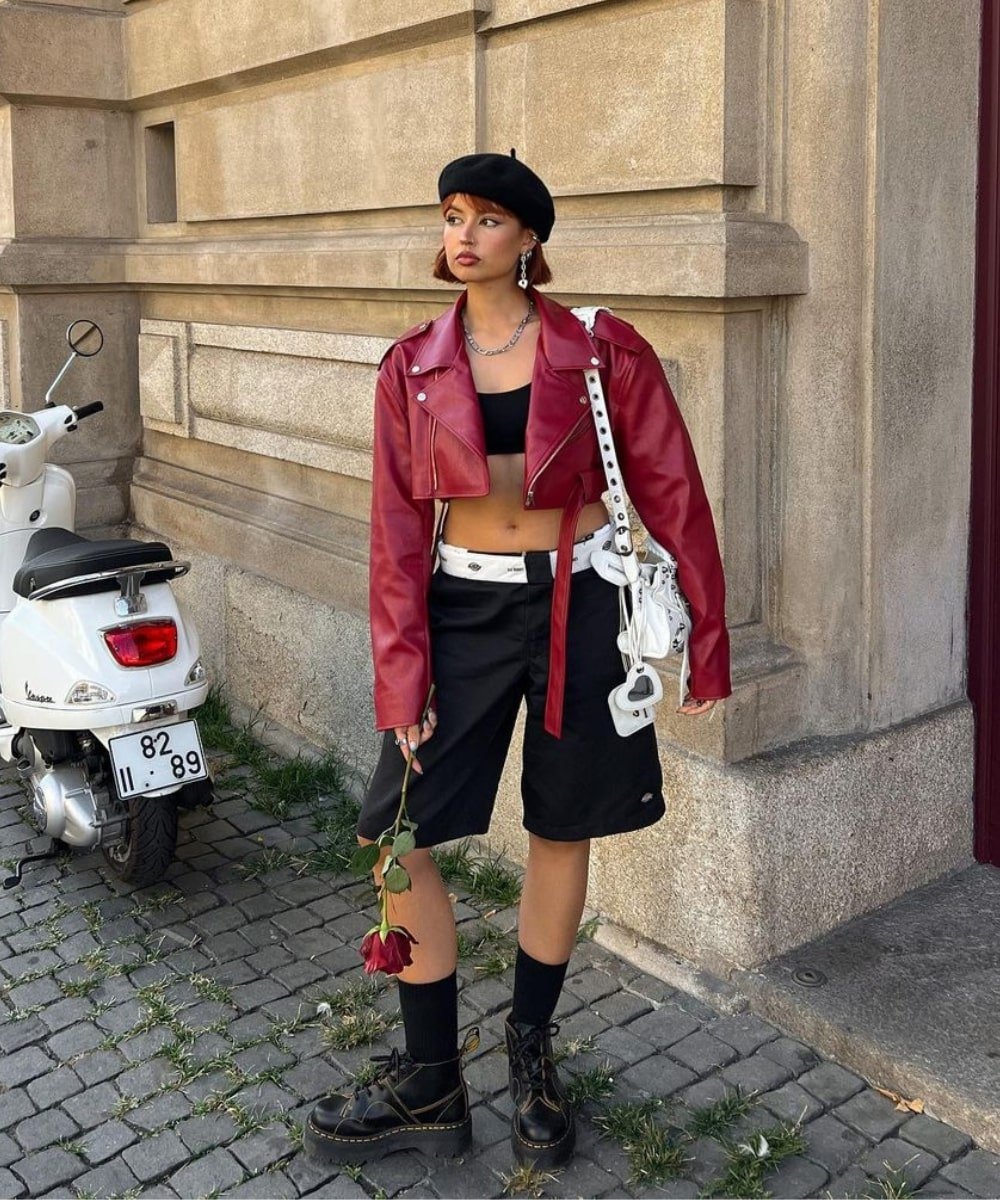 Ines Silva | @irisloveunicorns -  bermuda preta, cropped e jaqueta vermelha de couro - shorts de basquete - Verão - em pé na rua - https://stealthelook.com.br