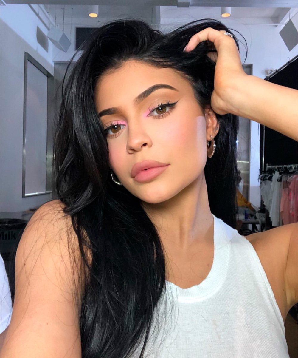 Kylie Jenner - delineado - delineado gatinho - Maquiagem - como fazer delineado - https://stealthelook.com.br