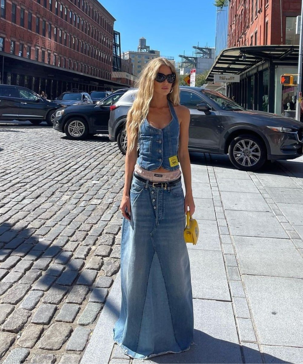 Emili Sindlev - saia longa jeans, top jeans - tendências de moda - Primavera - em pé na rua - https://stealthelook.com.br