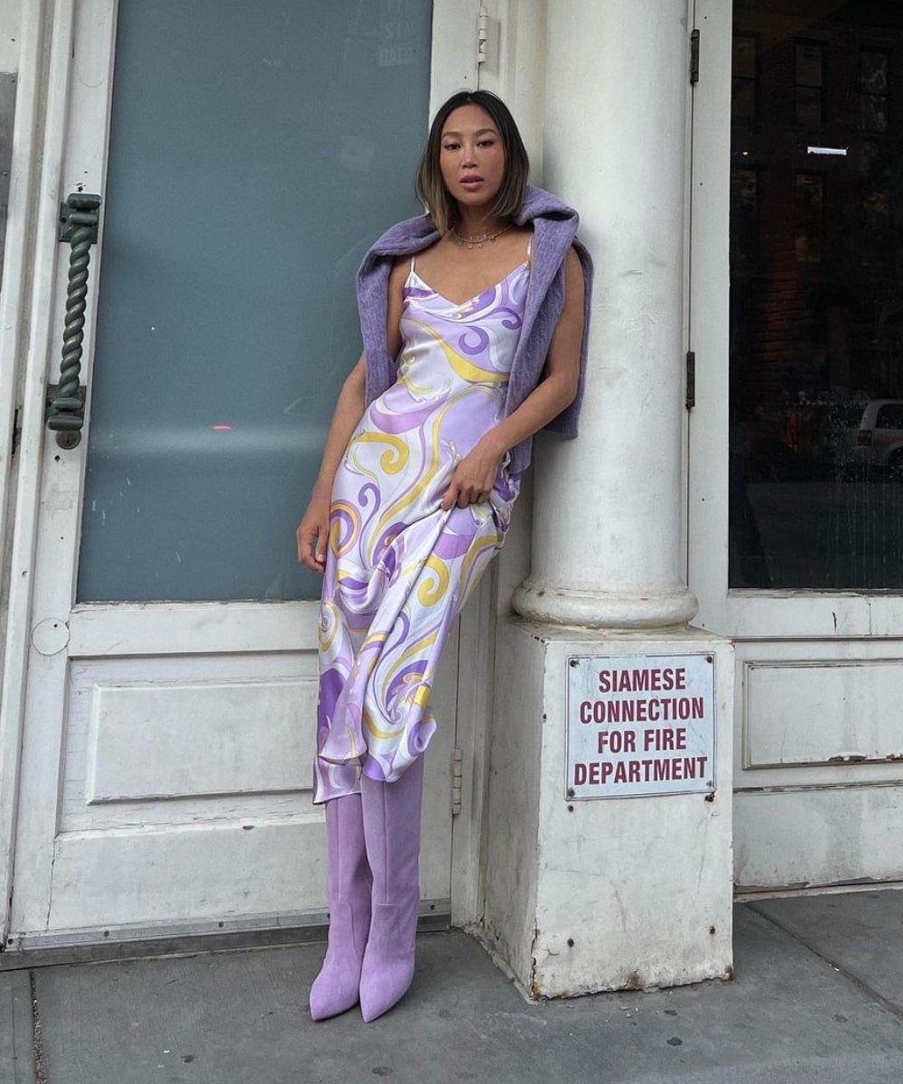 Aimee Song - vestido midi estampado, bota over lilás - tendências de moda - Primavera - em pé na rua - https://stealthelook.com.br