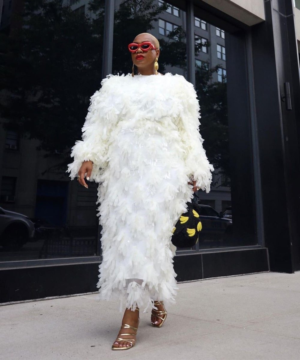 Kelly Augustine - vestido branco texturizado, óculos vermelho e sandálias - tendências de moda - Primavera - andando na rua usando óculos de sol - https://stealthelook.com.br