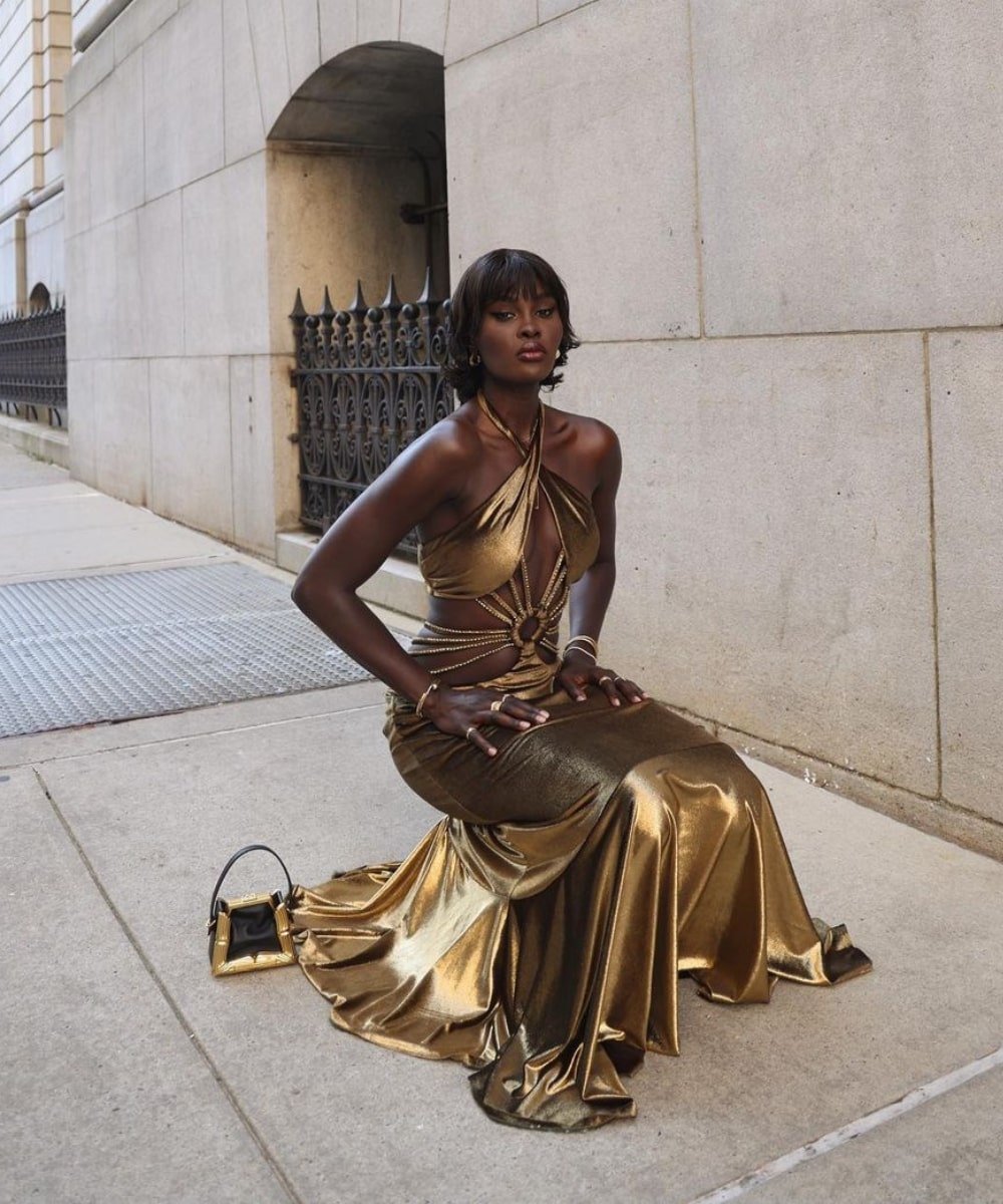 Amy Julliette Lefévre - vestido longo dourado metalizado - tendências de moda - Primavera - agachada na rua - https://stealthelook.com.br