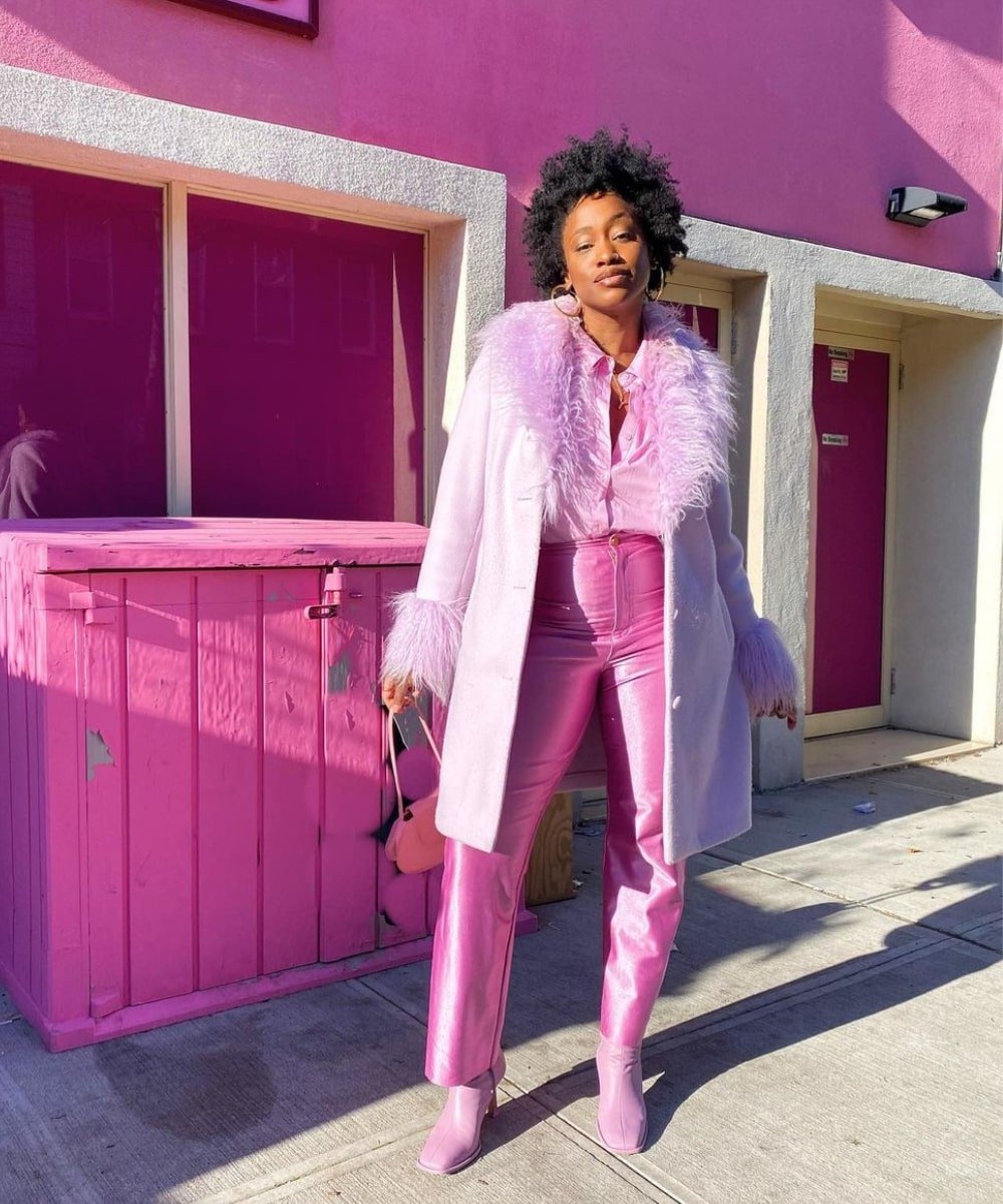 Yolande Macon - calça metalizada rosa, blusa rosa e casaco longo rosa - looks metalizados - Outono - em pé na rua - https://stealthelook.com.br
