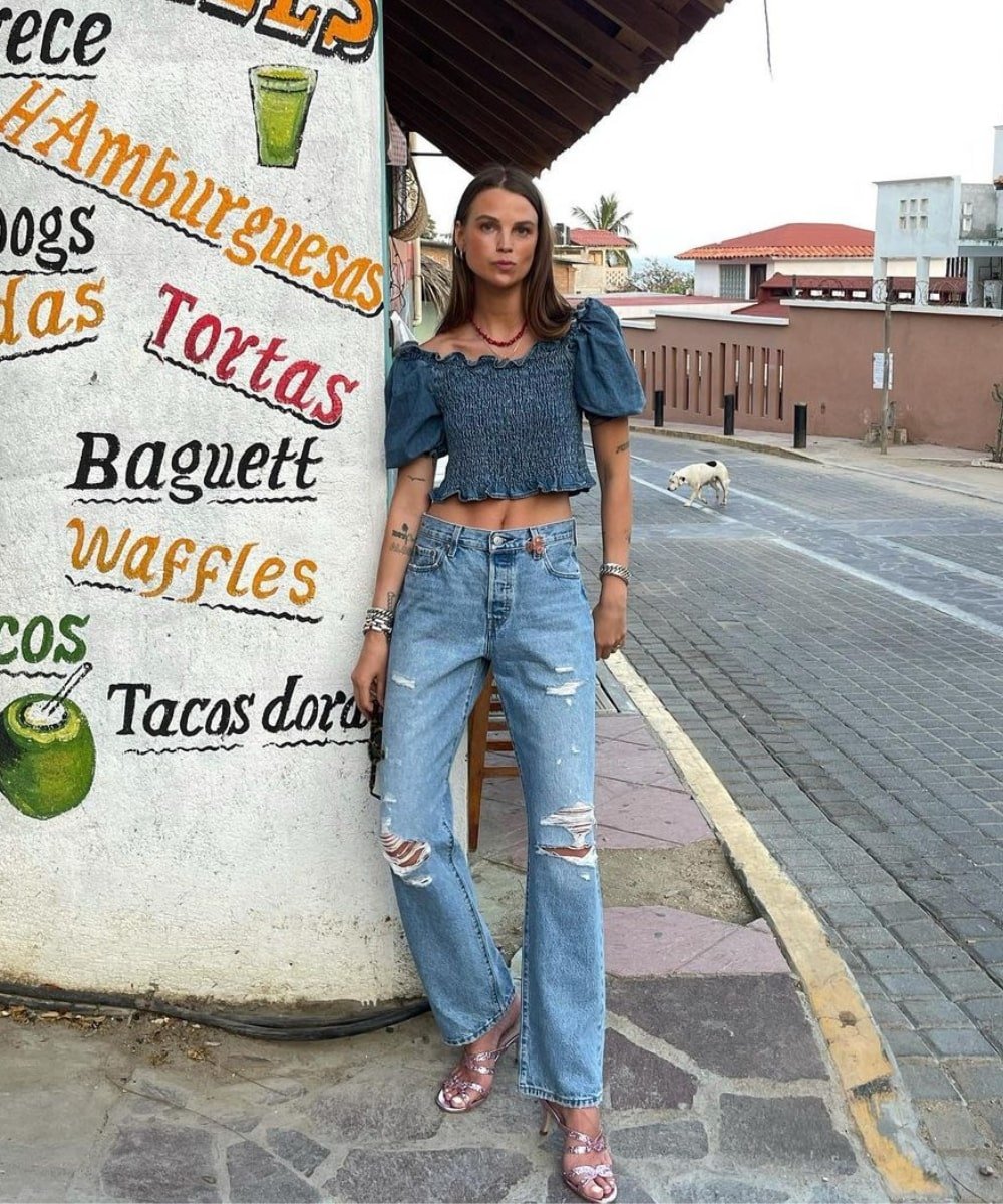 Anna Winck - calça jeans, blusa ciganinha azul e sandália metalizada - blusa tendência - Verão - em pé na rua - https://stealthelook.com.br