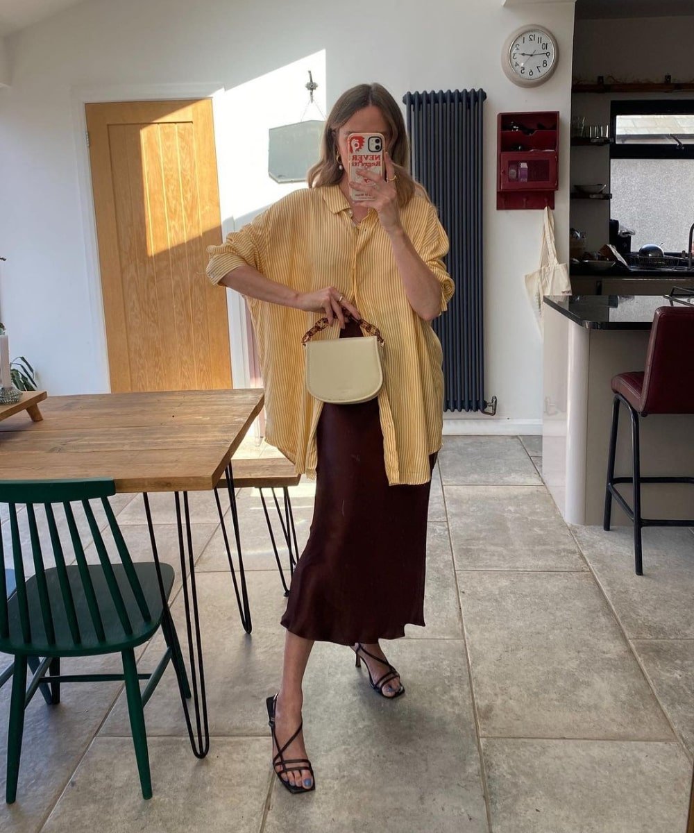 @maimy_pea - vestido marrom acetinado, camisa oversized e rasteira - vestido de verão - Primavera - foto na frente do espelho - https://stealthelook.com.br