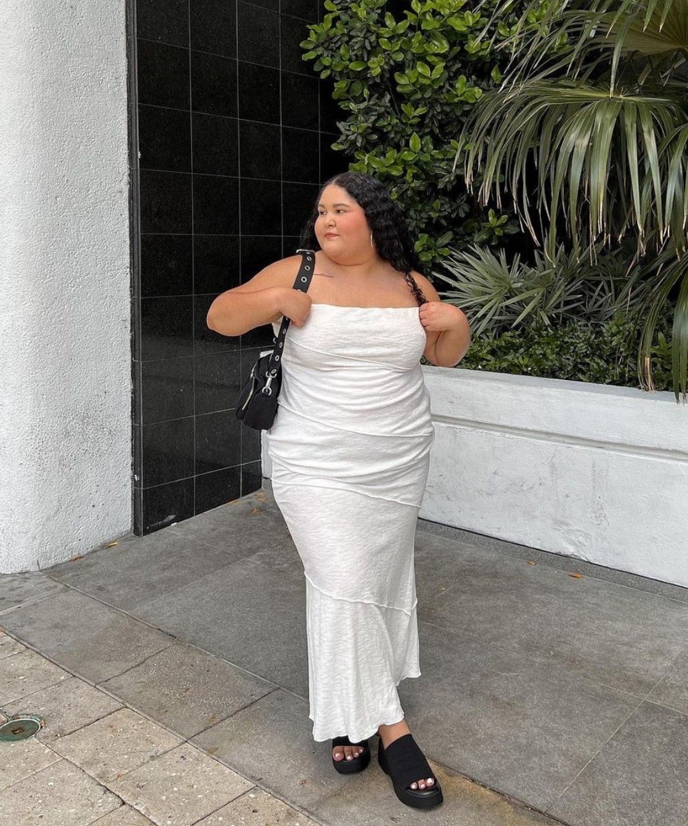 @stephmnavarro - vestido tomara que caia branco e tamanco - vestido de verão - Verão - em pé na rua - https://stealthelook.com.br