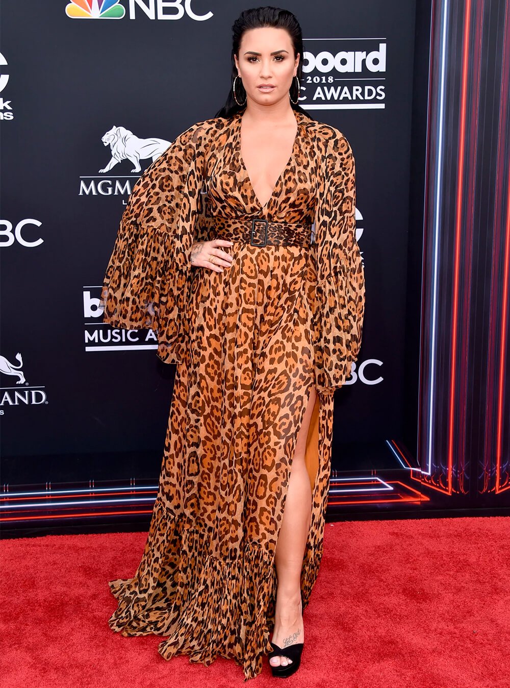 It girls - Demi Lovato, animal print, vestido de oncinha - Demi Lovato - Primavera - Street Style  - https://stealthelook.com.br