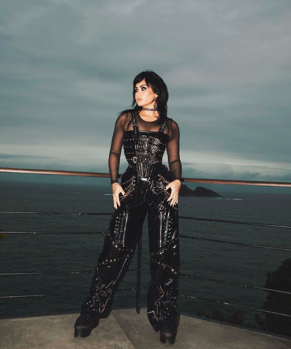 It girls - Demi Lovato, monocromático, glam rock, all black - Demi Lovato - Primavera - Street Style  - https://stealthelook.com.br