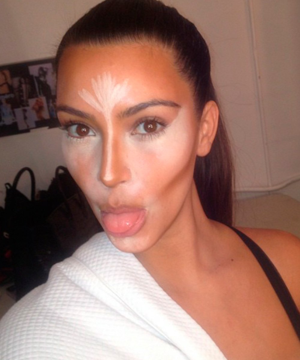 Kim Kardashian - maquiagem - aplicar o contorno - verão - brasil - https://stealthelook.com.br