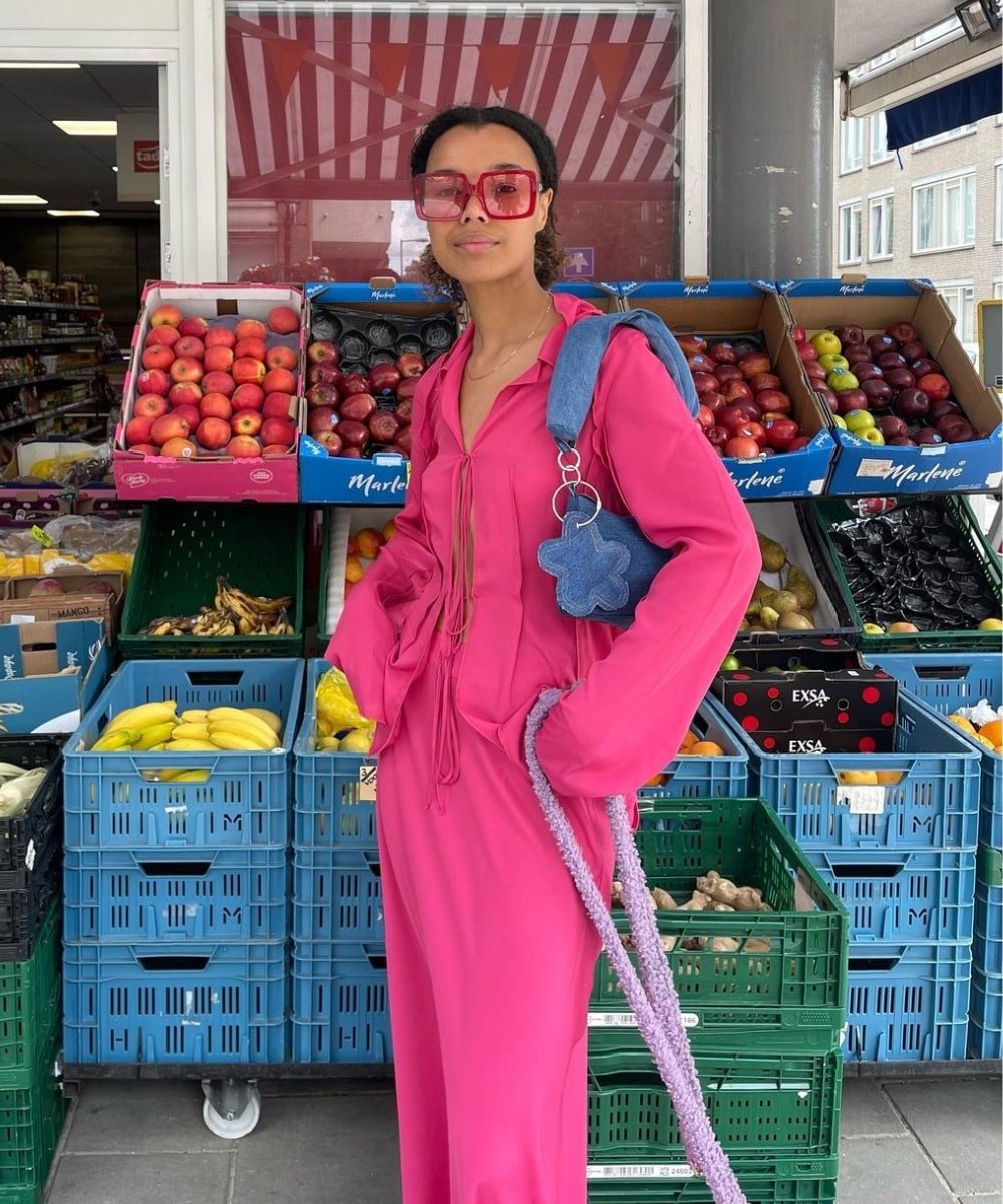 Fia Hamelijnck - calça pink, bata pink, óculos de sol e bolsa jeans - verão 2023 - Verão - em pé na rua usando óculos de sol - https://stealthelook.com.br
