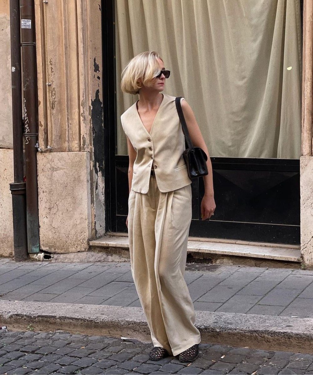 Fanny Ekstrand Tourneur - conjunto de colete e calça bege - tendência de moda - Verão - andando na rua usando óculos de sol - https://stealthelook.com.br