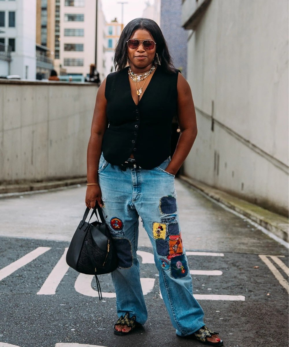 Street Style de Londres - calça jeans, colete preto e óculos de sol - tendência de moda - Verão - em pé na rua usando óculos de sol - https://stealthelook.com.br