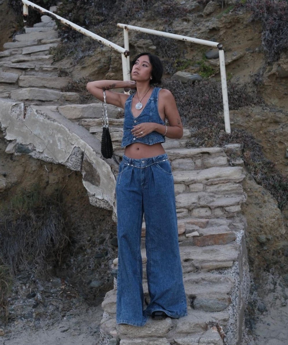 Stephanie Arant - calça jeans, colete jeans e cinto - tendência de moda - Verão - em pé na escada - https://stealthelook.com.br