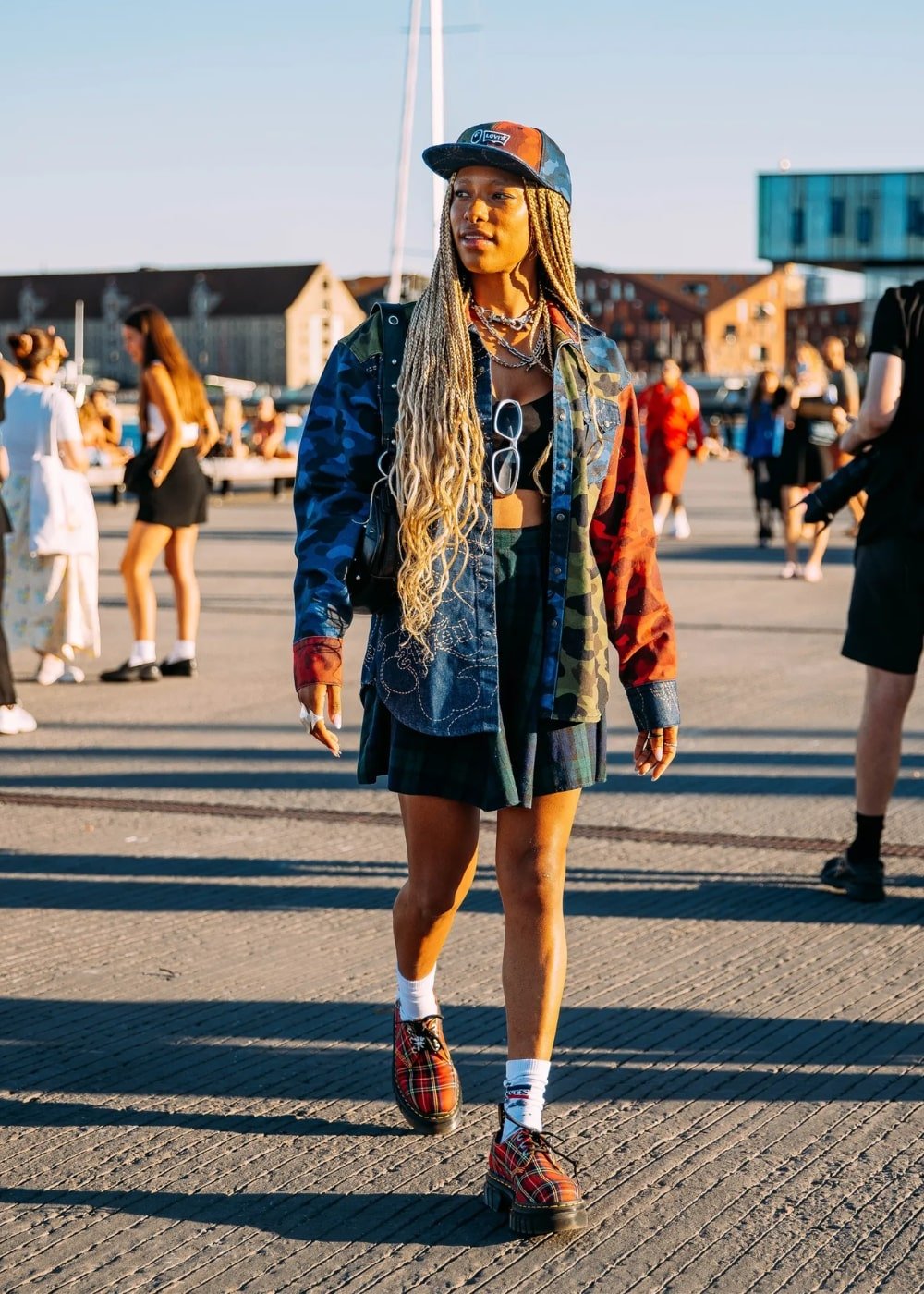 Street Style de Copenhagen - saia, jaqueta estampada, bone e oxford xadrez - street style - Primavera - andando na rua - https://stealthelook.com.br
