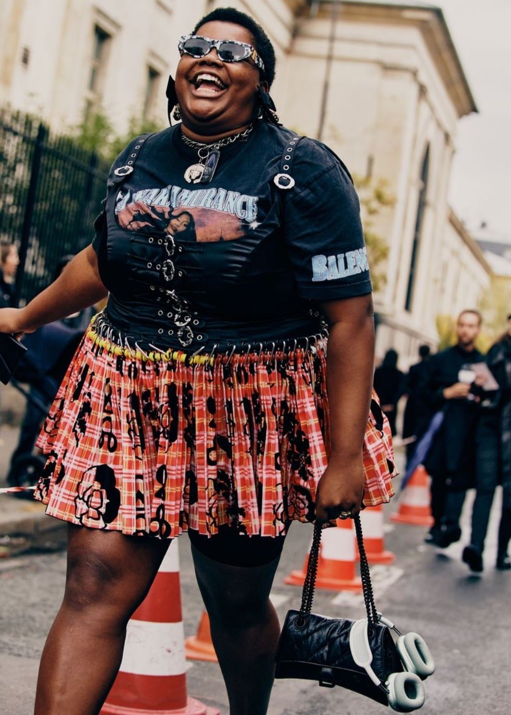 Street Style de Nova York - saia xadrez, sobreposição de corset preto e t-shirt - street style - Primavera - andando na rua - https://stealthelook.com.br