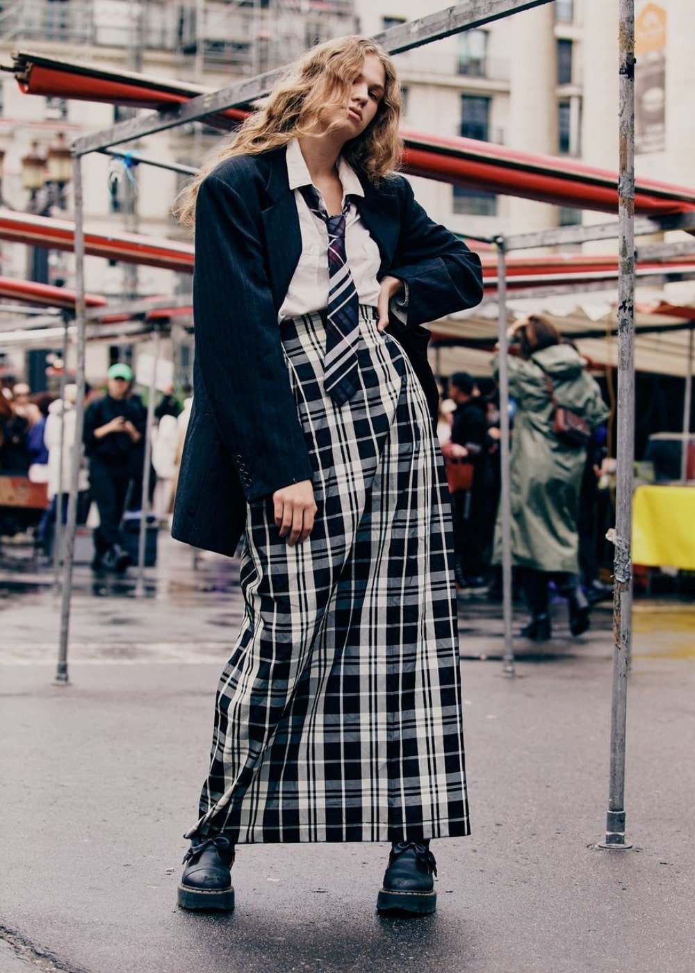 Street Style de Paris - saia longa xadrez, camisa branca, blazer e coturno - street style - Primavera - em pé na rua usando óculos de sol - https://stealthelook.com.br