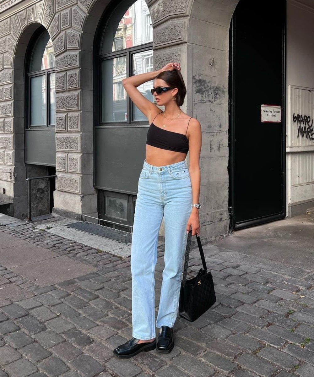 @maryljean - calça jeans, top preto e mocassim - como usar calça jeans - Verão - em pé na rua usando óculos de sol - https://stealthelook.com.br