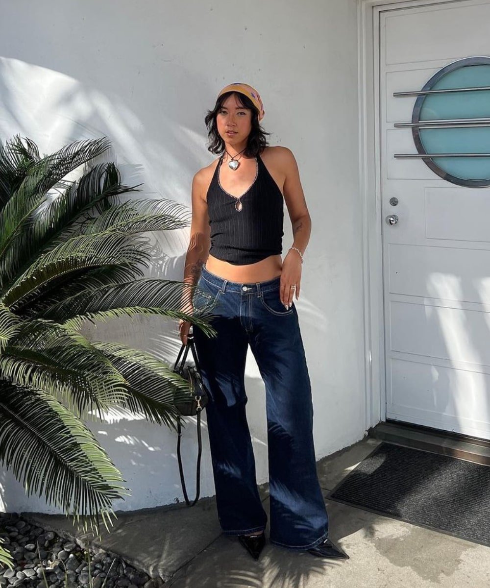 Stephanie Arant - calça jeans, regata preta e scarpins - como usar calça jeans - Verão - em pé na rua usando um lenço no cabelo - https://stealthelook.com.br