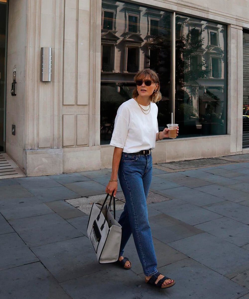 It girls - looks com calça jeans, t-shirt branca - looks com calça jeans - Primavera - Street Style  - https://stealthelook.com.br