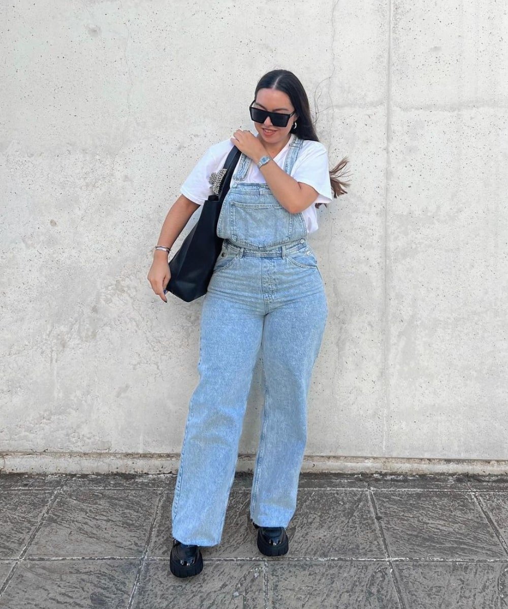@albadrauhl - macacão jeans e t-shirt branca - looks com jeans - Verão - em pé na rua usando óculos de sol - https://stealthelook.com.br