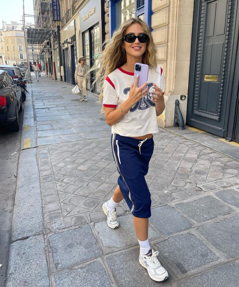 Emili Sindlev - saia, t-shirt e tênis - looks com tênis esportivos - Verão - andando na rua usando óculos de sol - https://stealthelook.com.br