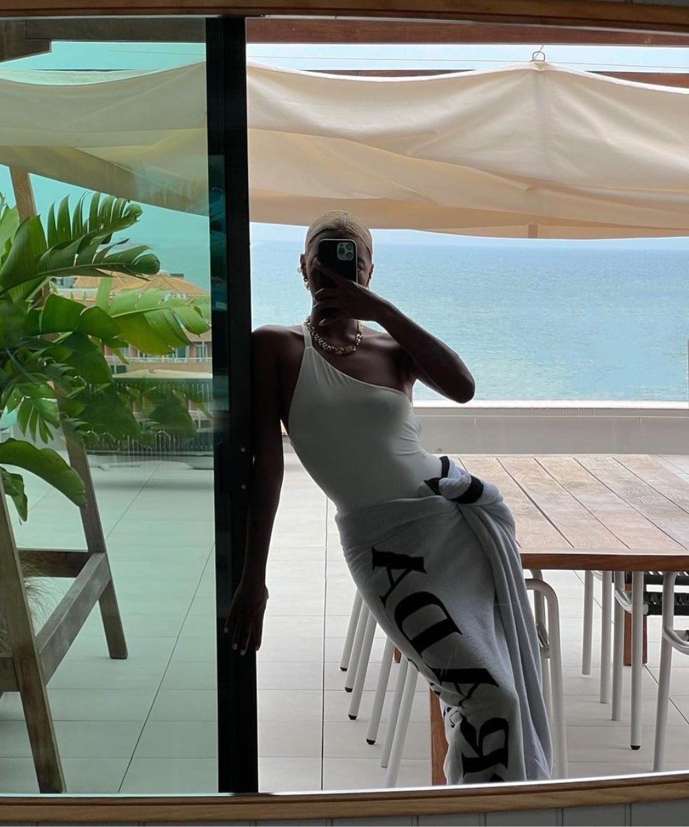 Solène Oj - maiô, saia midi - looks de praia - Verão - foto na frente do espelho - https://stealthelook.com.br