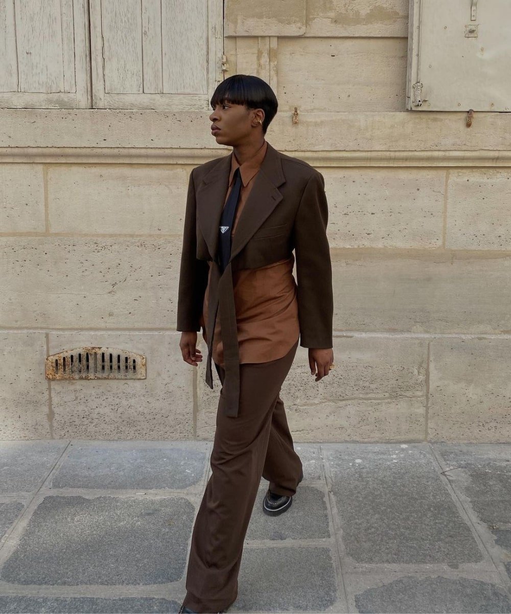 Loïcka Grâce - terninho marrom com blazer cropped, camisa e gravata - looks de primavera - Outono - andando na rua - https://stealthelook.com.br