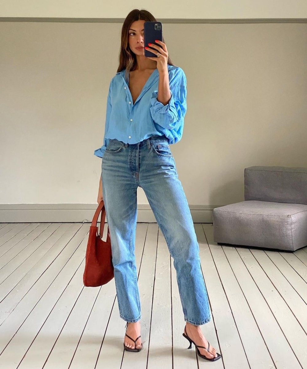 Marianne | @smythsisters - calça jeans, camisa azul, bolsa vermelha e salto alto - looks coloridos - Primavera - foto na frente do espelho - https://stealthelook.com.br