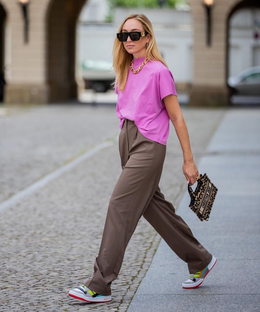 Sonia Lyson - calça de alfaiataria marrom, blusa rosa e tênis - looks coloridos - Verão - andando na rua - https://stealthelook.com.br