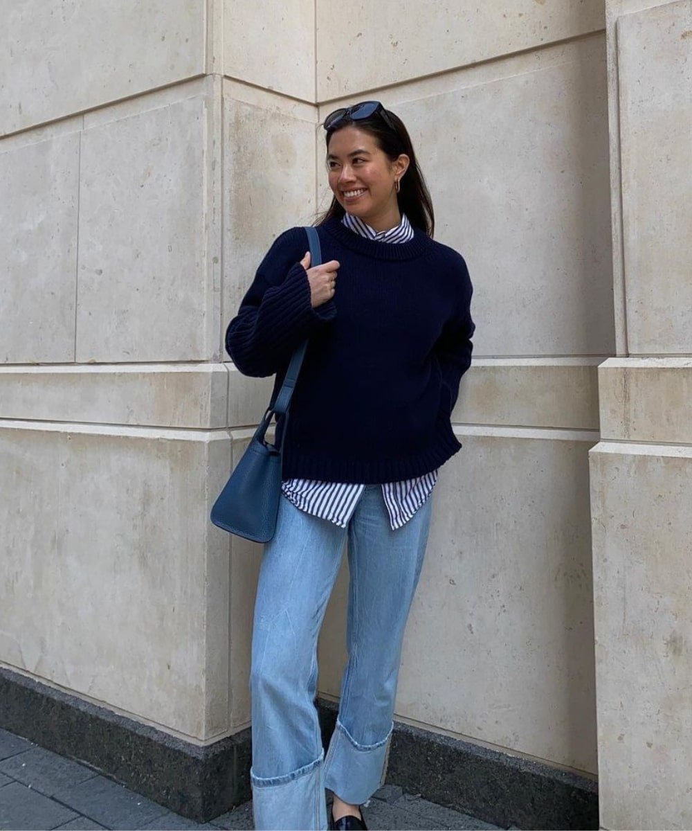 Sasha Mei - calça jeans, trico marinho e mocassim - looks elegantes - Inverno  - em pé na rua - https://stealthelook.com.br