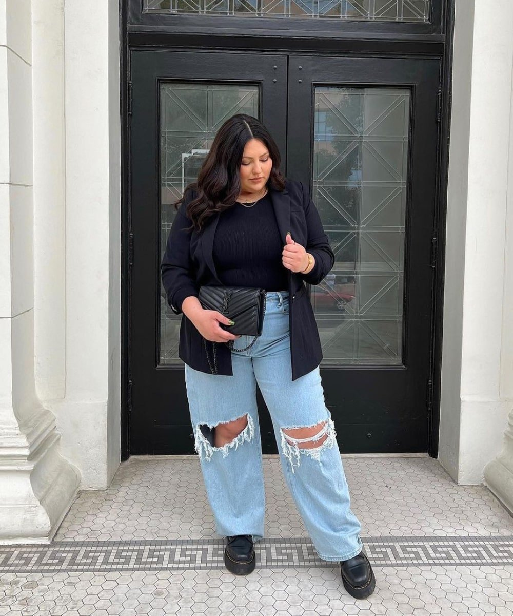 Jenn Salguero - calça jeans, cropped preto, blazer preto e bolsa - looks elegantes - Outono - em pé na rua - https://stealthelook.com.br