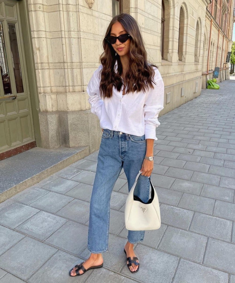 Felicia Akerstrom - calça jeans e camisa branca - looks elegantes - Primavera - em pé na rua usando óculos de sol - https://stealthelook.com.br