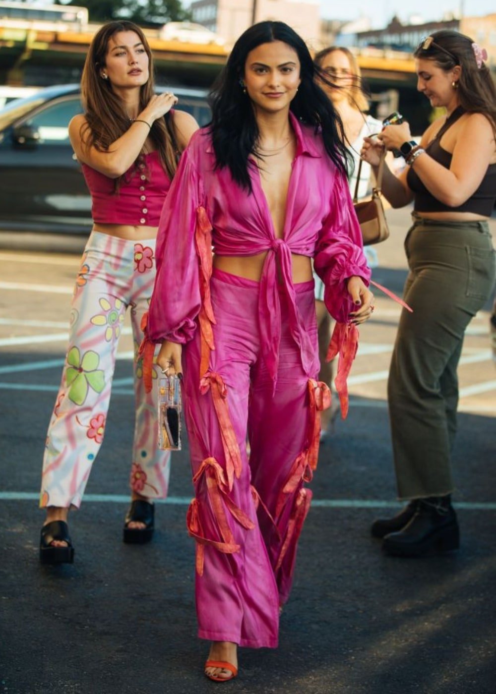 Camila Mendes - conjunto rosa de calça e cropped de manga longa - Camila Mendes - Verão - andando na rua - https://stealthelook.com.br