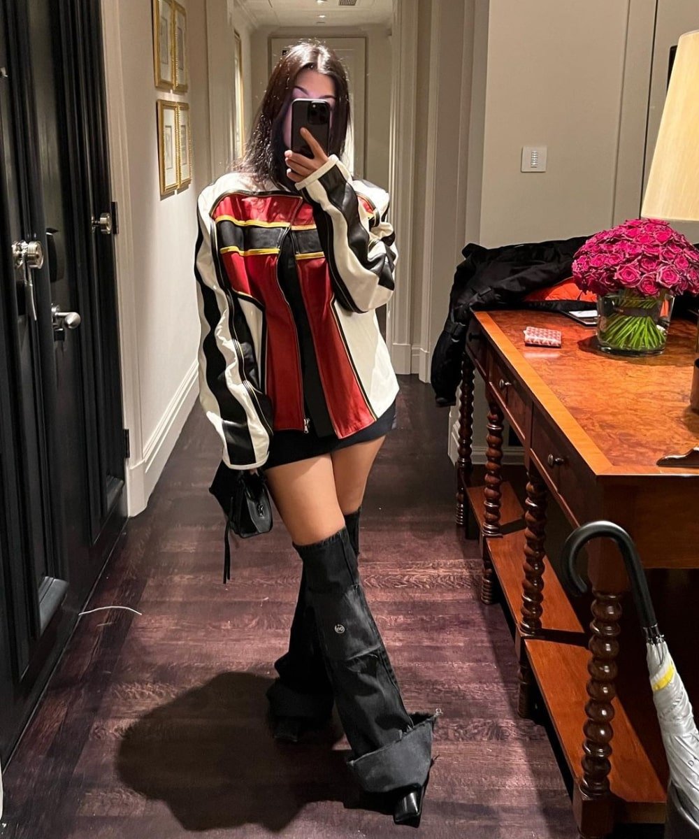 Kourtney Kardashian - jaqueta oversized vermelha e bota jeans preta - Kourtney Kardashian - Outono - foto na frente do espelho - https://stealthelook.com.br