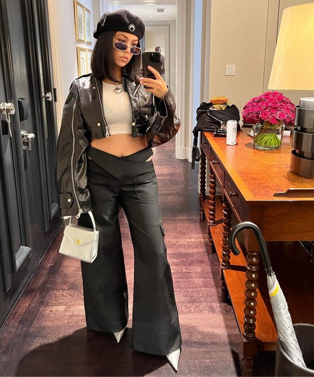 Kourtney Kardashian - calça pantalona, cropped, jaqueta e boina preta - Kourtney Kardashian - Outono - foto na frente do espelho - https://stealthelook.com.br