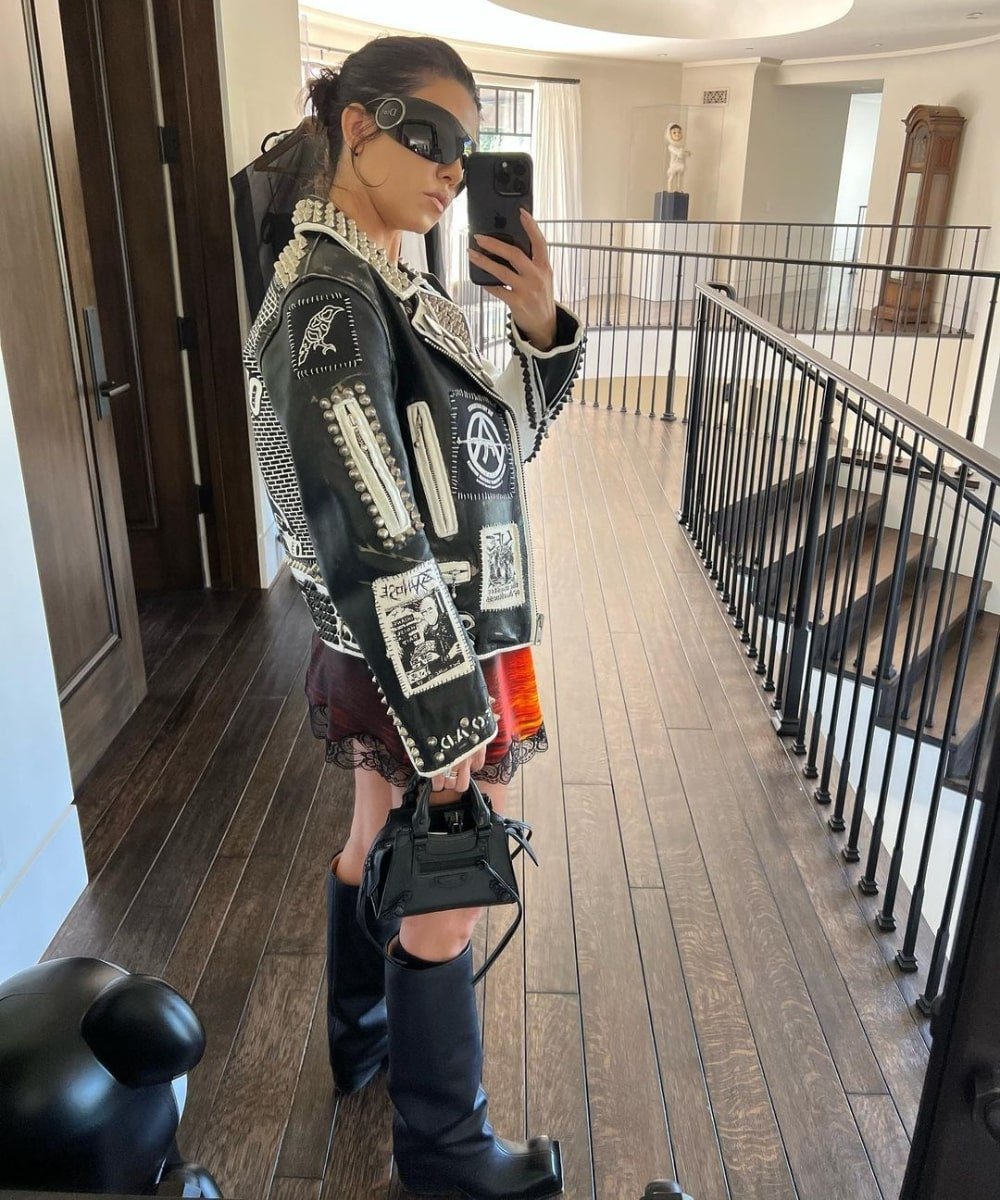 Kourtney Kardashian - vestido curto, jaqueta e bota de cano longo - Kourtney Kardashian - Outono - foto na frente do espelho - https://stealthelook.com.br