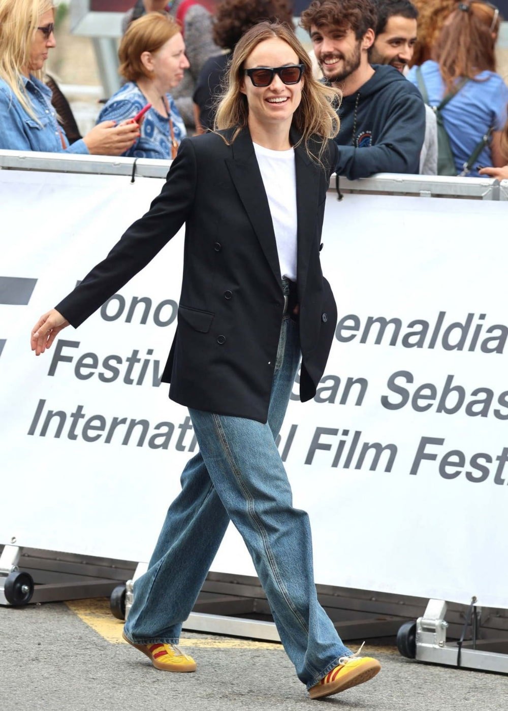 Olivia Wilde - calça jeans, t-shirt branca, blazer preto e tenis adidas velosamba - Olivia Wilde - Outono - andando na rua usando óculos de sol - https://stealthelook.com.br