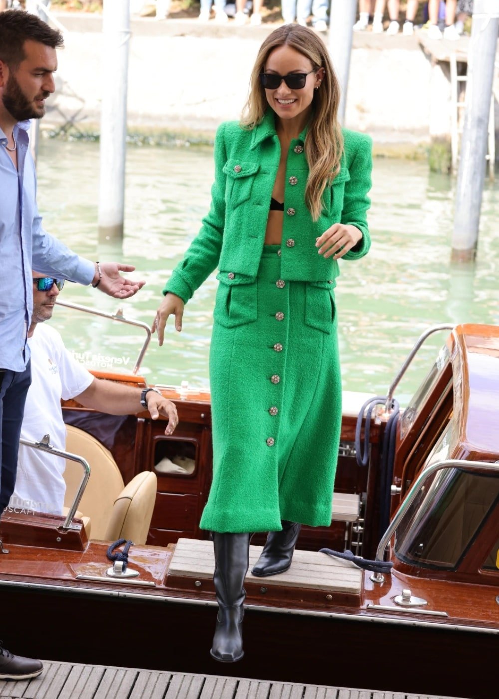 Olivia Wilde - conjunto verde de saia midi e casaco - Olivia Wilde - Outono - em pé na rua usando óculos de sol - https://stealthelook.com.br