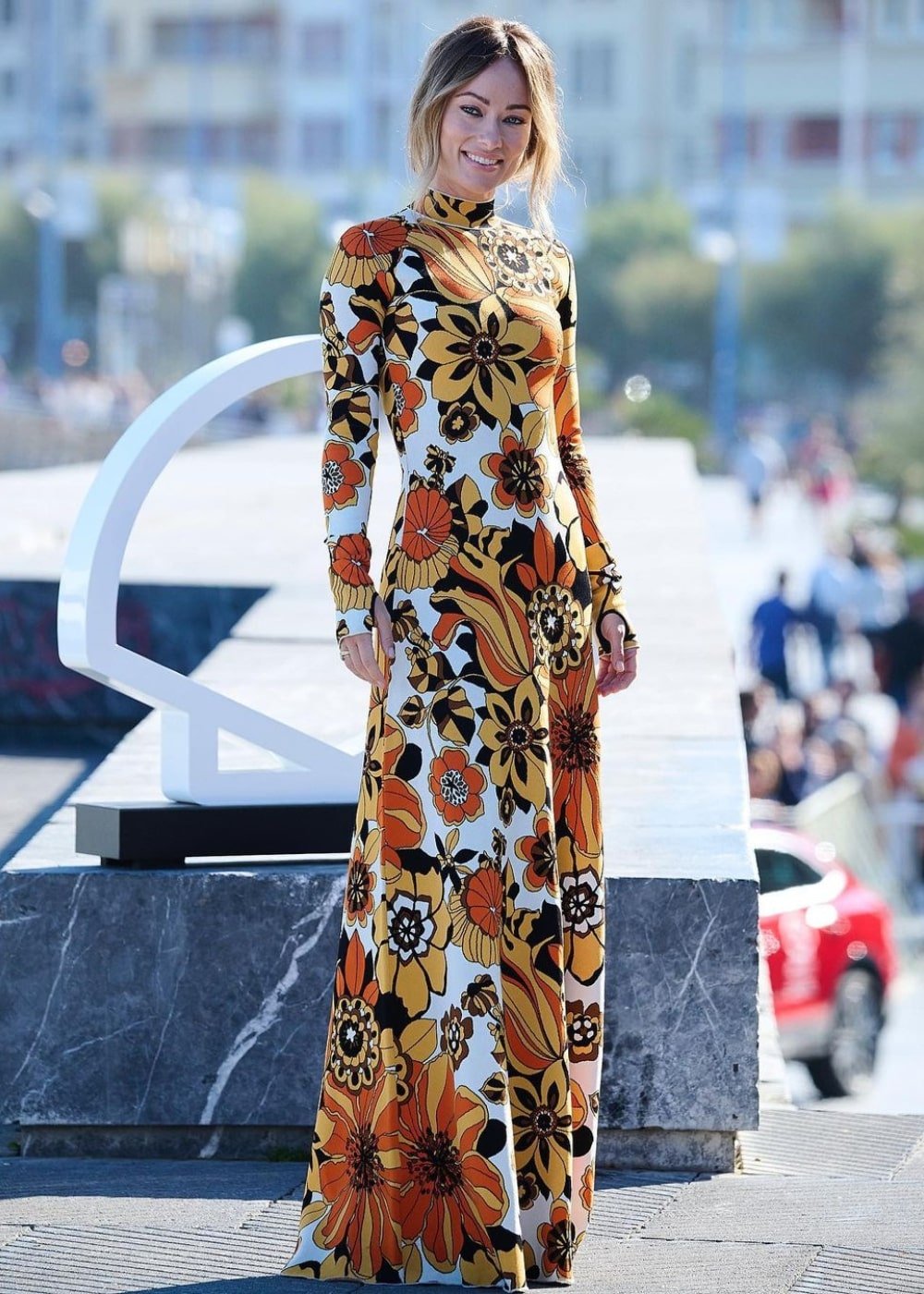 Olivia Wilde - vestido longo floral - Olivia Wilde - Outono - em pé na rua - https://stealthelook.com.br