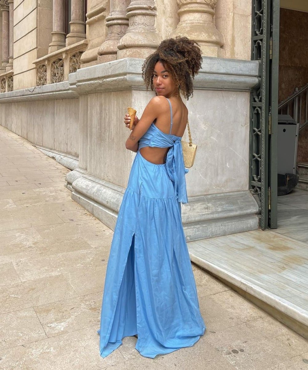 Amaka Hamelijnck - vestido azul longo com fenda e costas abertas - looks para casamento na praia - Verão - em pé na rua de costas - https://stealthelook.com.br