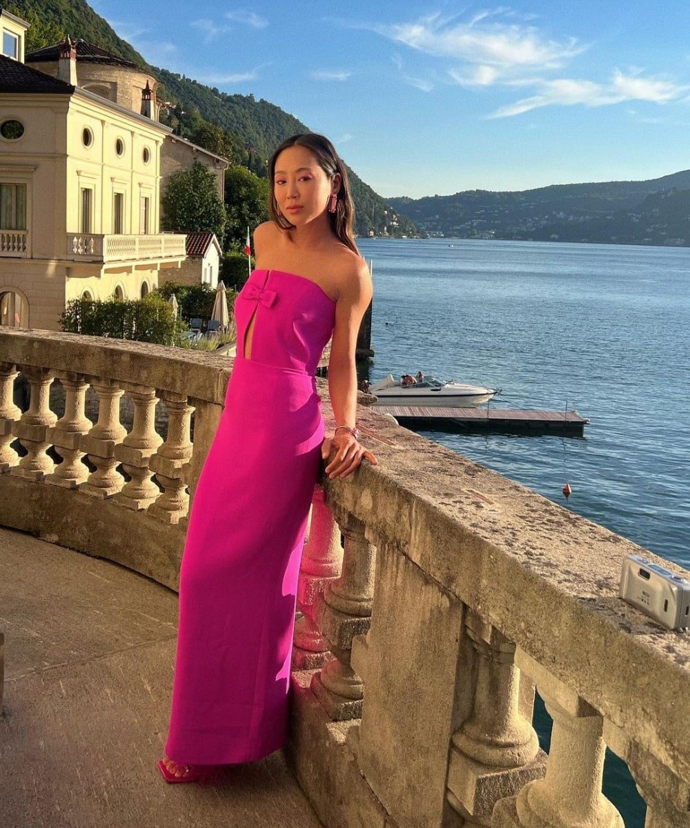 Aimee Song - vestido longo rosa valentino sem alças - looks para casamento na praia - Verão - em pé em uma varada com o mar de fundo - https://stealthelook.com.br