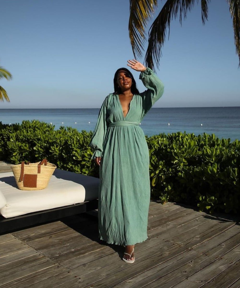 @styleidealist - vestido longo de mangas longas verde - looks para casamento na praia - Verão - em pé em ar livre perto ao mar - https://stealthelook.com.br