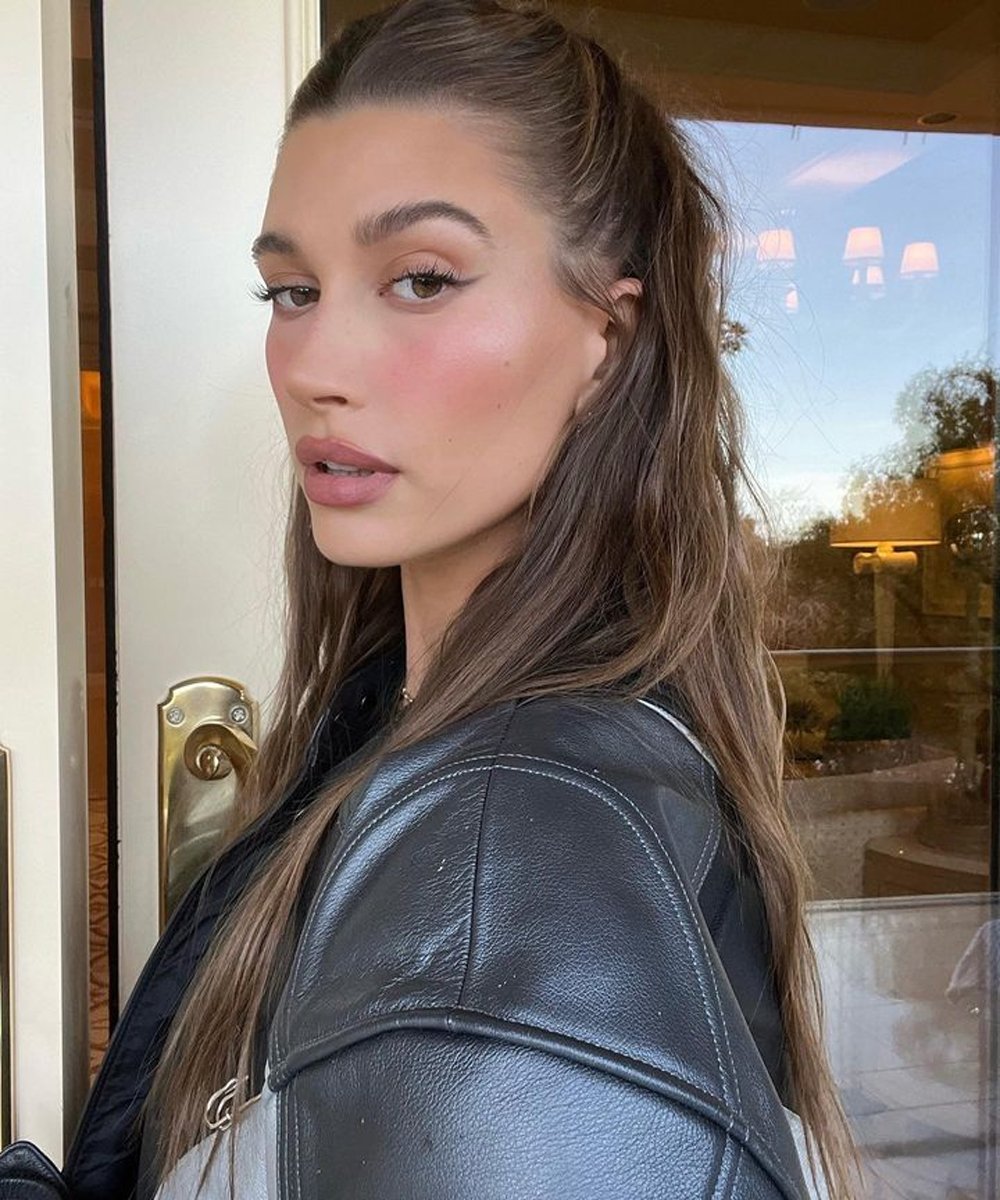 Hailey Bieber - maquiagem simples - maquiagem simples - maquiagem simples - maquiagem simples - https://stealthelook.com.br