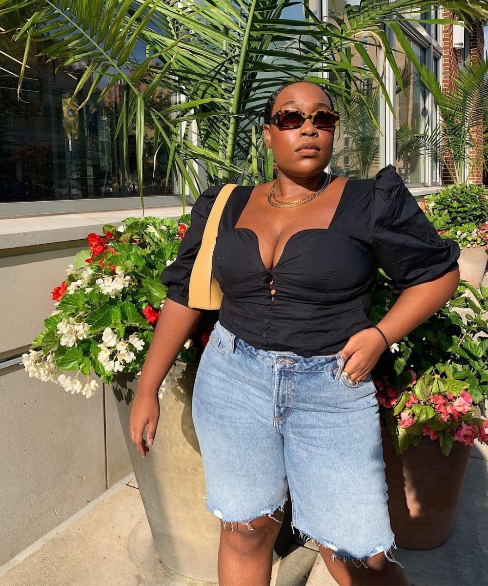 Aniyah Morinia - bermuda jeans, cropped preto e óculos de sol - peças indispensáveis - Verão - em pé na rua usando óculos de sol - https://stealthelook.com.br
