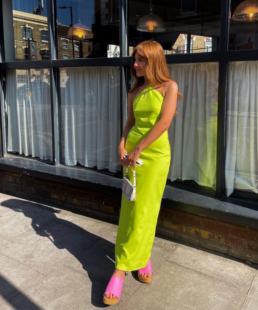 Rebecca Olivia | @rebeccaferrazwyatt - vestido midi verde limão e tamanco rosa - peças indispensáveis - Verão - em pé na rua usando óculos de sol - https://stealthelook.com.br