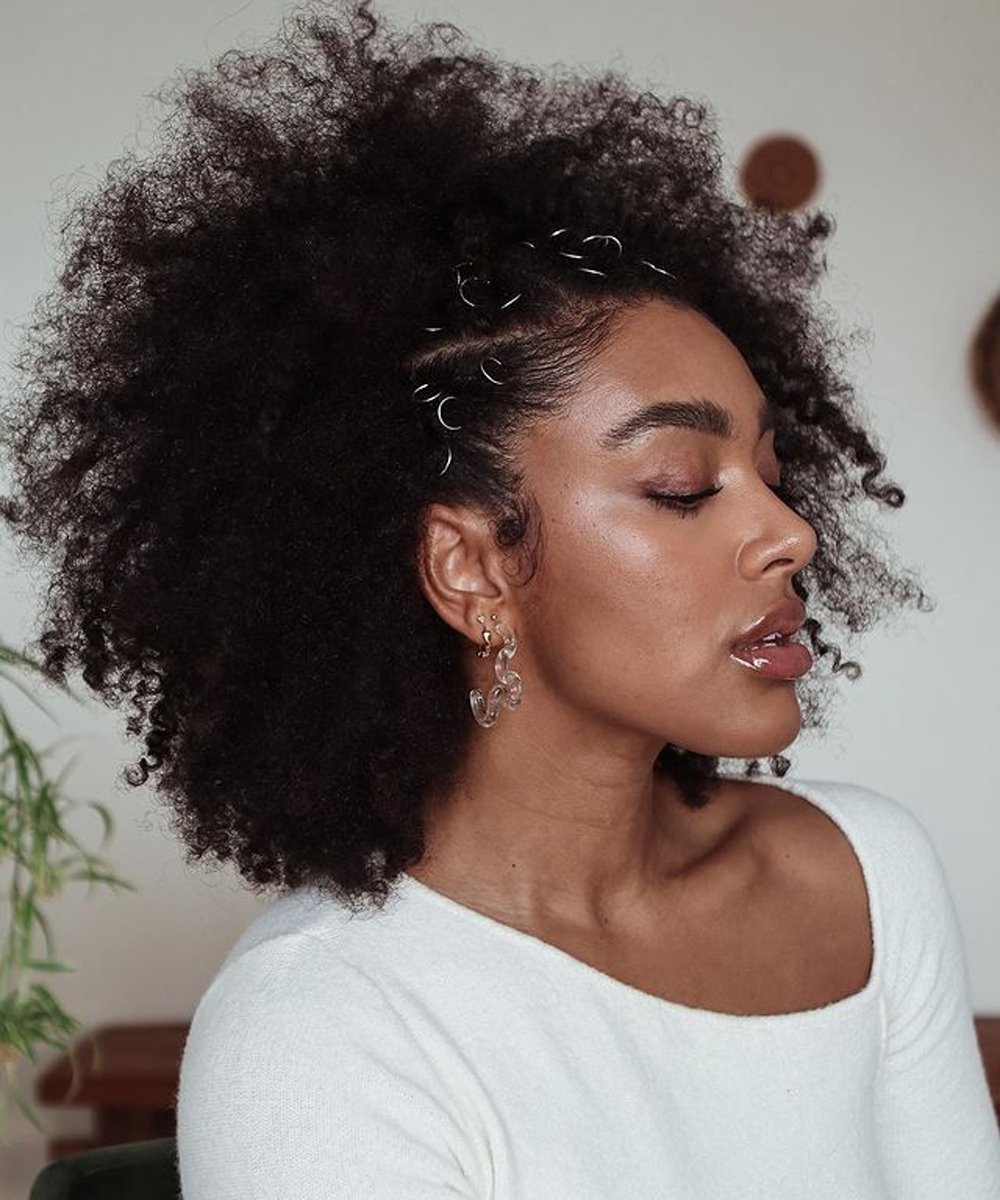 Penteado lindo em cabelo cacheado, cabelo